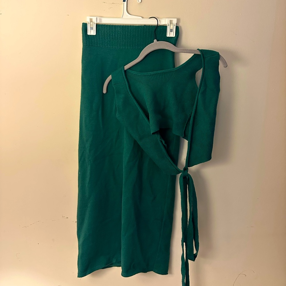 Set of skirt and crank top